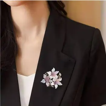 Vysoká kvalita jednoduché ružovými kamienkami biele kvety hodvábna šatka pracky s dvojakým použitím, brošňa šatkou pracky pin oblečenie žien nový štýl